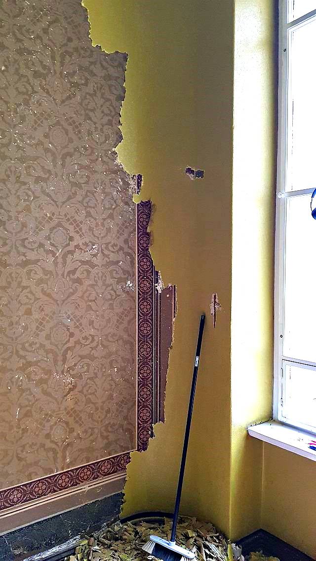 X Hinter einer mit Kunststoff beschichtenden Wandfläche in einem Treppenhaus im Berliner Bezirk Kreuzberg verbiegt sich eine historische Schablonentechnik aus der Gründerzeit. Die Ursprüngliche Planung war das glätten der Wandflächen mit einer Spachtelmasse. Stichproben ergaben, dass sich hinter dem stark kunststoffhaltigen Anstrich noch fast vollständig die historische Ausmalung befindet. Da die Schablonierung immer noch stabiler ist als herkömmliche polymere Beschichtungen und die Ornamentik Beschädigungen und verschmut6zungen besser schluckt, wurde beschlossen, die Wandflächen in dem über 130 Jahre alten Treppenhaus vollständig freizugelegt. Fehlstellen werden mit dem Fondfarbton retuschiert. Der Altbau aus der Gründerzeit befindet sich nicht unter Denkmalschutz. Das Treppenhaus konnte nur so aufbereitete werden, da das Unternehmen neben gut ausgebildeten Maler aus Malermeister und Restauratoren beschäftigt. Ein großer Gewinn für das Unternehmen restaurierung & gestaltung ist Nobert Schimpf der sowohl aus Malermeister als auch als Restaurator die Arbeiten plant, koordiniert und leitet. Das Unternehmen ist auf die Instandsetzung von Treppenhäusern spezialisiert.